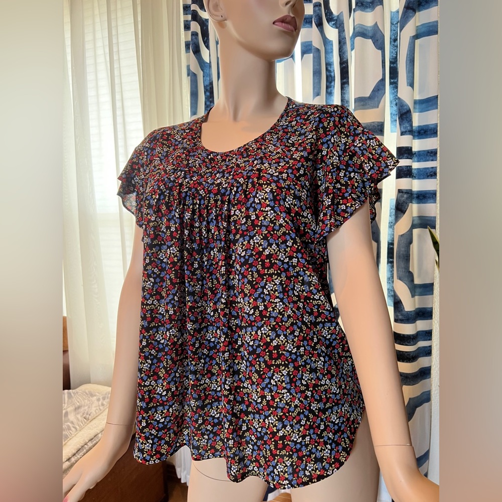 CeCe Floral Flutter Sleeve Top Size Medium